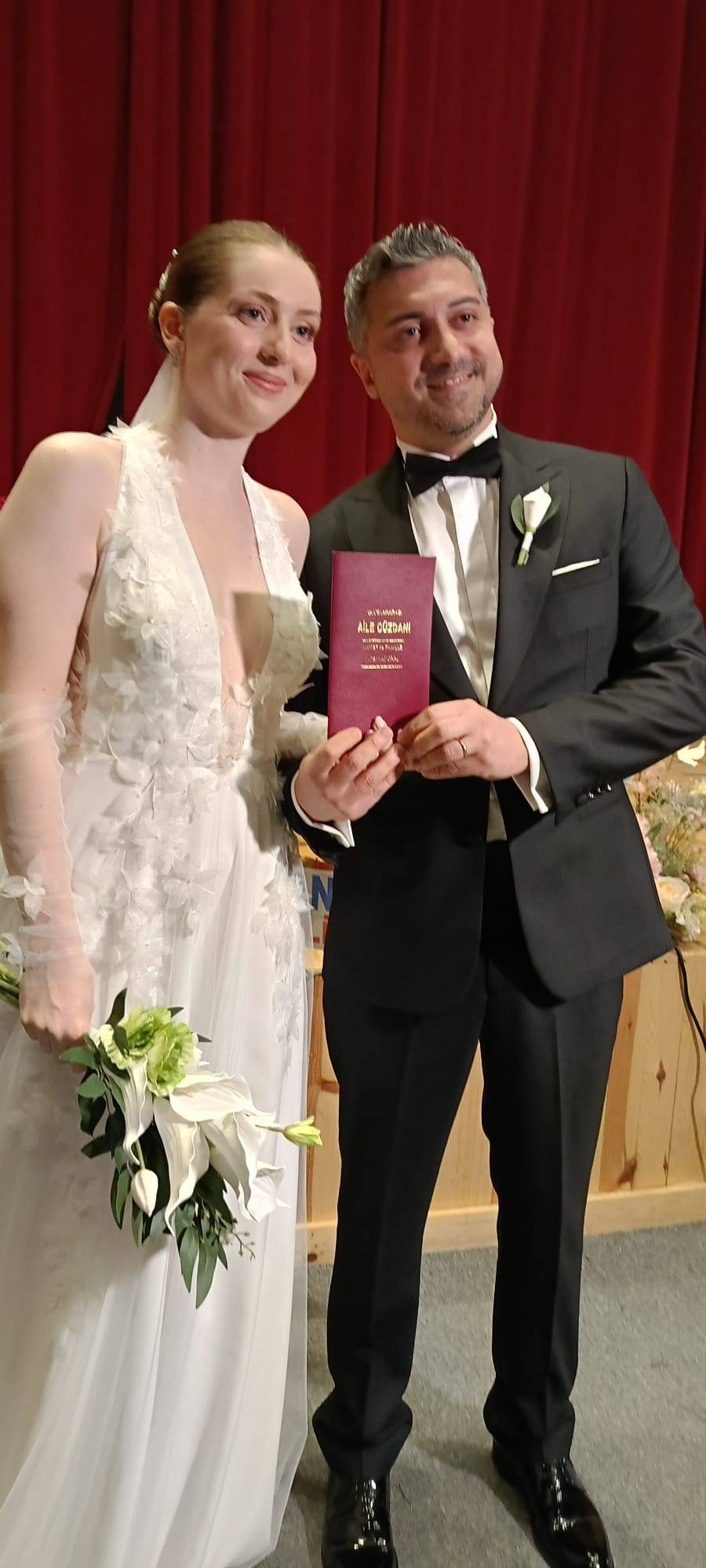 Edirne Belediye Başkan Yardımcısı Ruhi Takındı ve Özlem Takındı’nın kızları Ecem ile Makbule ve Mustafa Şengezer’in oğulları Ekin, düzenlenen görkemli bir nikah töreniyle dünyaevine girdi.